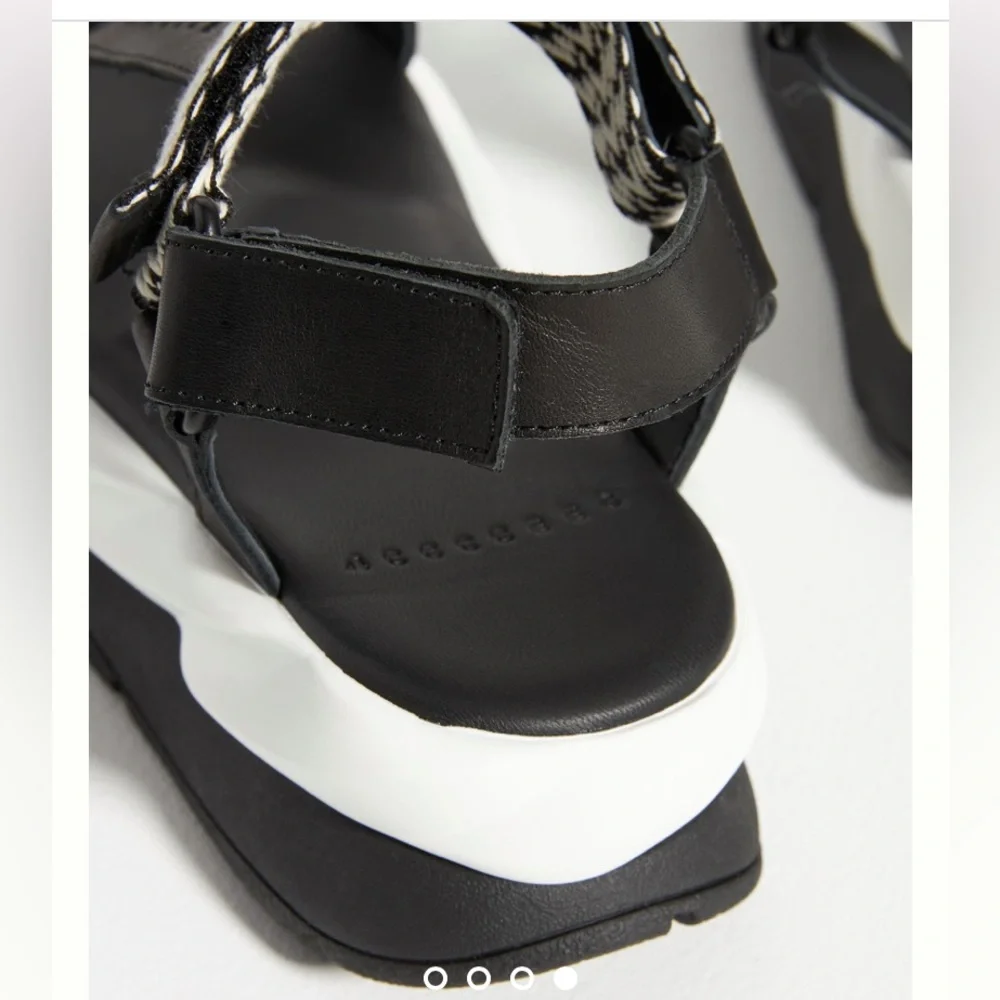 ❤️🔥❤️4CCCCEES BLACK & White sport sandal size 7 or 9 US❤️🔥❤️ - Picture 4 of 11